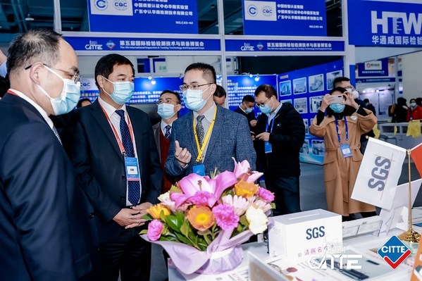 中國(guó)出入境檢驗(yàn)檢疫協(xié)會(huì)會(huì)長(zhǎng)王新在SGS展位了解相關(guān)檢測(cè)服務(wù) 中國(guó)出入境檢驗(yàn)檢疫協(xié)會(huì)會(huì)長(zhǎng)王新在SGS展位了解相關(guān)檢測(cè)服務(wù)