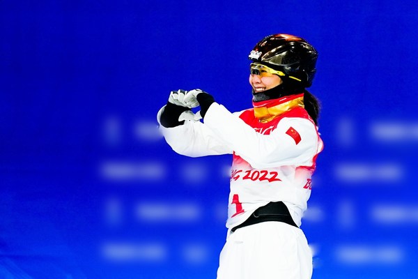 自由式滑雪女子空中技巧決賽徐夢(mèng)桃奪冠現(xiàn)場(chǎng)：徐夢(mèng)桃向全國(guó)人民比心