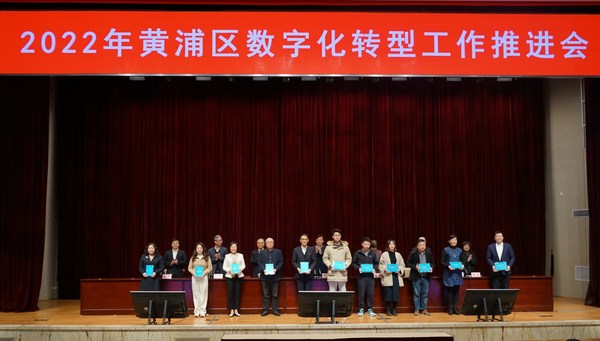 菲仕蘭企業(yè)事務(wù)總監(jiān)黃芳(前排左三)領(lǐng)取獎牌 菲仕蘭企業(yè)事務(wù)總監(jiān)黃芳(前排左三)領(lǐng)取獎牌