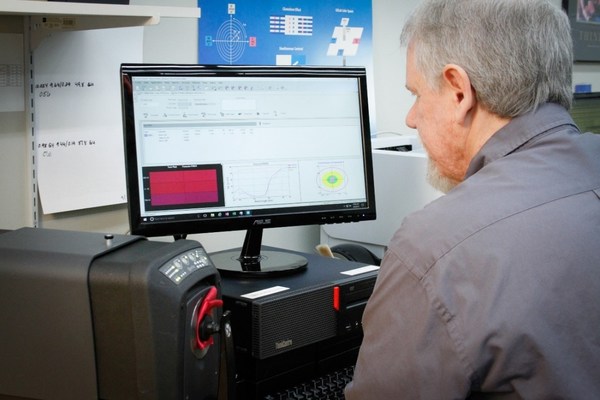 調(diào)色師利用Ci7800臺式分光測色儀（左下角）測量面料顏色數(shù)據(jù)，并通過Color iMatch配色軟件（電腦屏幕）實(shí)現(xiàn)快速調(diào)配色