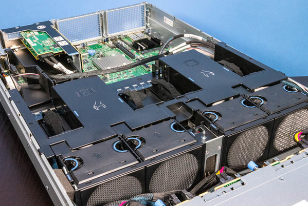 浪潮信息NF5280M6風扇進風口處的波導板