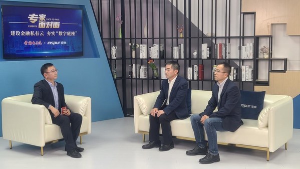 《金融電子化》雜志社副總編邵山（左）、中國農(nóng)業(yè)發(fā)展銀行信息科技部副總經(jīng)理兼運(yùn)維中心總經(jīng)理茍飛（中）、 浪潮數(shù)據(jù)云計(jì)算方案總監(jiān)劉?。ㄓ遥┕苍捊鹑趧?chuàng)新云