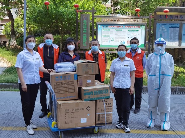 曼朗醫(yī)療向天山路街道、虹橋鎮(zhèn)金虹大廈居委會(huì)捐贈(zèng)醫(yī)療物資