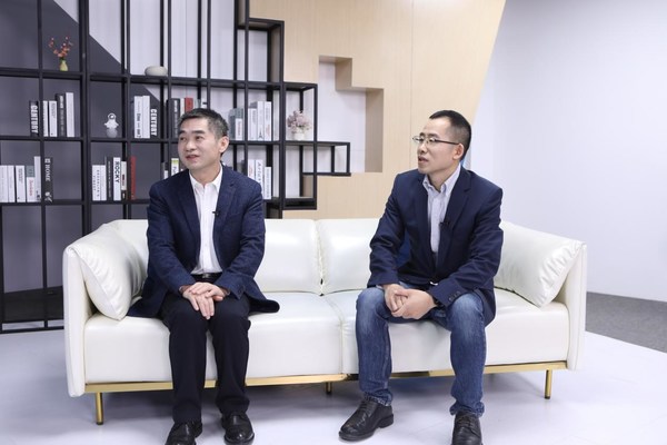 中國(guó)農(nóng)業(yè)發(fā)展銀行信息科技部副總經(jīng)理兼運(yùn)維中心總經(jīng)理茍飛與浪潮數(shù)據(jù)云計(jì)算方案總監(jiān)劉健共話金融云創(chuàng)新 中國(guó)農(nóng)業(yè)發(fā)展銀行信息科技部副總經(jīng)理兼運(yùn)維中心總經(jīng)理茍飛與浪潮數(shù)據(jù)云計(jì)算方案總監(jiān)劉健共話金融云創(chuàng)新