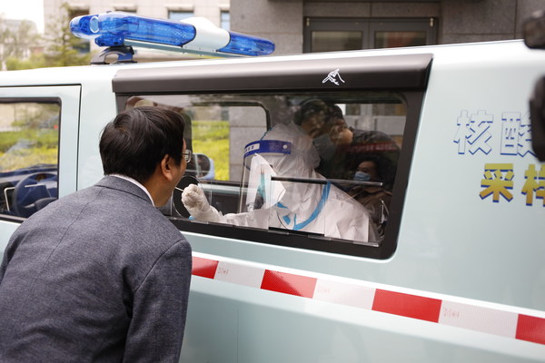 捐贈(zèng)活動(dòng)現(xiàn)場體驗(yàn) 進(jìn)行核酸信息采集