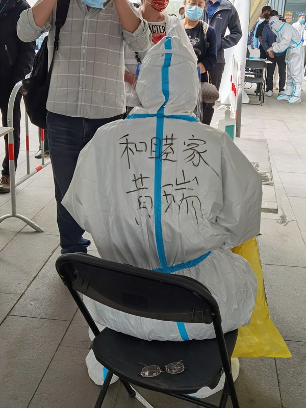 和睦家醫(yī)護人員在采樣中