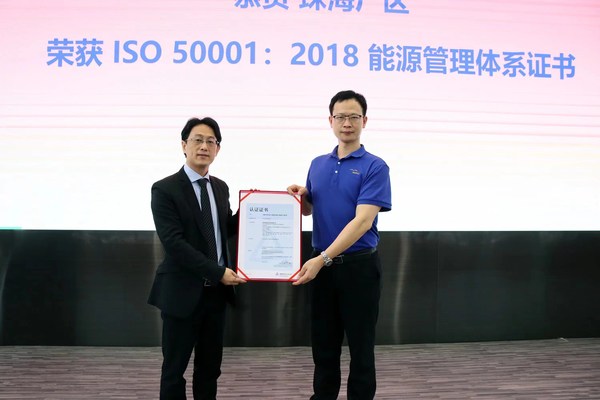 TUV萊茵大中華區(qū)管理體系服務(wù)企業(yè)可持續(xù)服務(wù)總經(jīng)理陳慶（左）為承鷗衛(wèi)浴頒發(fā)ISO50001能源管理體系認(rèn)證證書，承鷗衛(wèi)浴副總經(jīng)理盧紹華代表領(lǐng)證