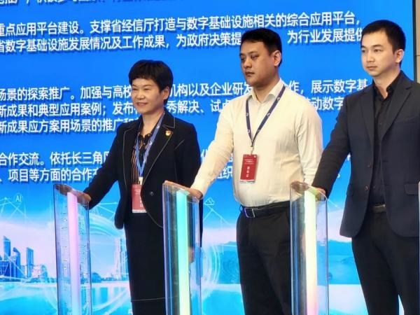 芯啟源與浙江移動(dòng)等企業(yè)共同簽署浙江省數(shù)字基礎(chǔ)設(shè)施產(chǎn)業(yè)技術(shù)聯(lián)盟框架協(xié)議(左一:芯啟源CFO 周敏慧) 芯啟源與浙江移動(dòng)等企業(yè)共同簽署浙江省數(shù)字基礎(chǔ)設(shè)施產(chǎn)業(yè)技術(shù)聯(lián)盟框架協(xié)議(左一:芯啟源CFO 周敏慧)