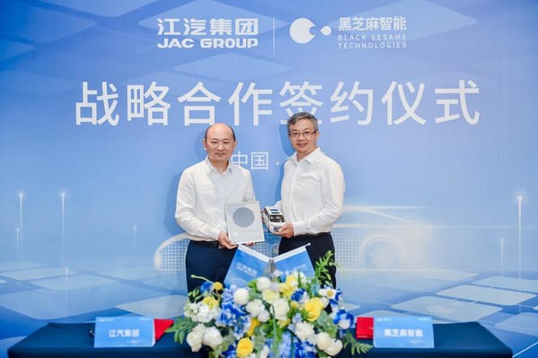 安徽江淮汽車集團控股有限公司黨委書記、董事長、總經(jīng)理，安徽江淮汽車集團股份有限公司黨委書記、董事長項興初（左）和黑芝麻智能科技有限公司創(chuàng)始人兼CEO單記章（右）