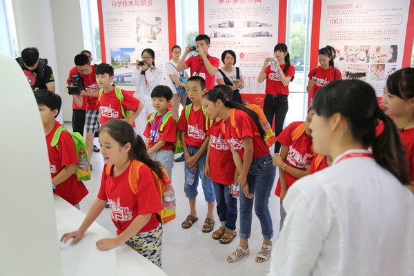 圖3：2015年參加雙城日記的孩子們參觀養(yǎng)樂多無錫工廠
