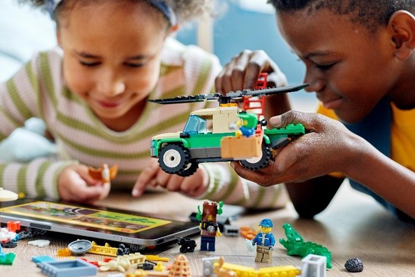 樂高集團(tuán)為兒童提供高質(zhì)量的玩樂體驗(yàn)，幫助他們?cè)谕鏄分袑W(xué)習(xí)和發(fā)展
