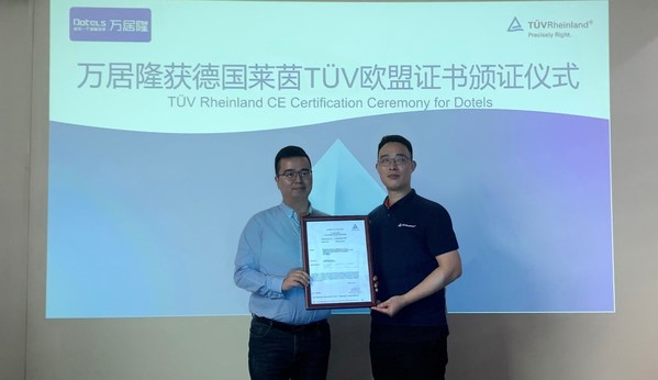 TUV萊茵大中華區(qū)電子電氣產(chǎn)品服務(wù)區(qū)域總經(jīng)理付治新（右）為萬(wàn)居隆頒發(fā)CE指令符合性證書，萬(wàn)居隆電器有限公司廣州公司總經(jīng)理李峰代表領(lǐng)證
