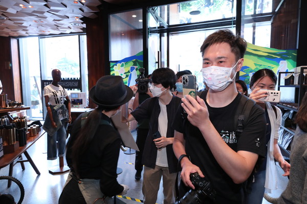 第一位進(jìn)店顧客 第一位進(jìn)店顧客