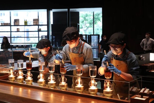 伙伴呈現(xiàn)久違的“九盞虹吸秀” 伙伴呈現(xiàn)久違的“九盞虹吸秀”