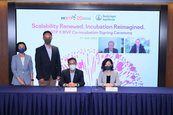 簽約儀式現(xiàn)場(chǎng)（由左至右）：香港科技園公司轉(zhuǎn)化研發(fā)所高級(jí)總監(jiān)劉思雅博士、香港科技園公司首席企業(yè)發(fā)展總監(jiān)夏友正先生、香港科技園公司行政總裁黃克強(qiáng)先生、勃林格殷格翰風(fēng)險(xiǎn)基金投資副總監(jiān)胡曉斌博士、勃林格殷格翰風(fēng)險(xiǎn)基金全球負(fù)責(zé)人 Frank Kalkbrenner博士、勃林格殷格翰中國(guó)總裁兼CEO高齊飛先生