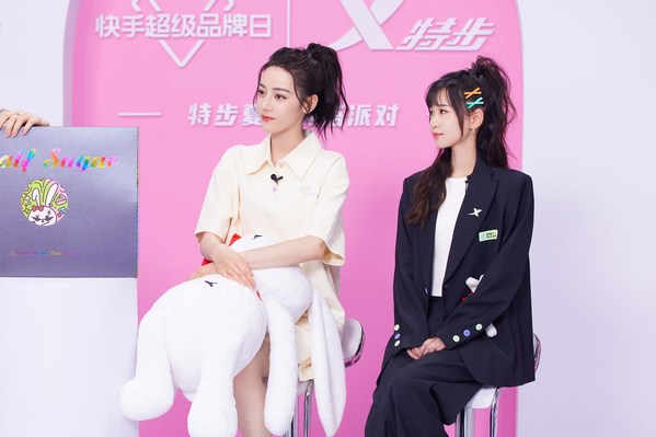 特步品牌代言人迪麗熱巴、特步半糖系列主理人丁佳敏