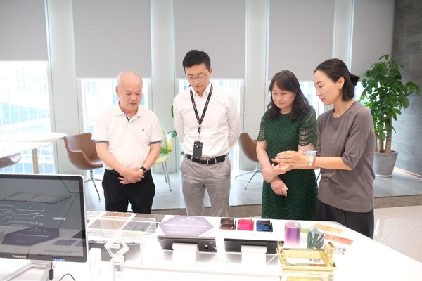 富士膠片（中國(guó)）品牌總監(jiān)史詠華向上海市老年基金會(huì)浦東新區(qū)代表處秘書長(zhǎng)嚴(yán)懷中、辦公室主任崇明蘭介紹“富士膠片開放創(chuàng)新中心&middot;中國(guó)上海分站”展示的最新技術(shù)和服務(wù)