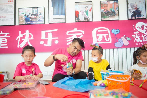 在家園內(nèi)體驗(yàn)益智玩具、文體用品等