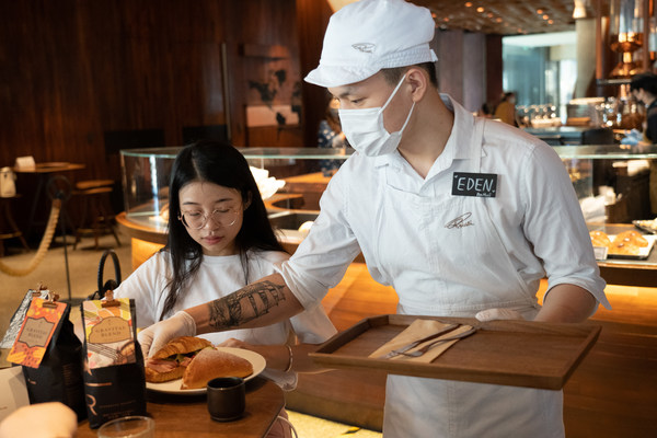 伙伴為堂食的顧客服務(wù)