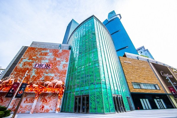 英國視覺藝術(shù)家Celyn Bricker于上海恒隆廣場(chǎng)西門外墻打造藝術(shù)裝置“Art For All”