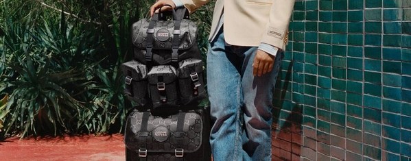 Gucci Off the Grid系列充分運(yùn)用各種可回收利用和可持續(xù)采購的有機(jī)生物基材料，踐行品牌對(duì)于可持續(xù)發(fā)展的一貫承諾