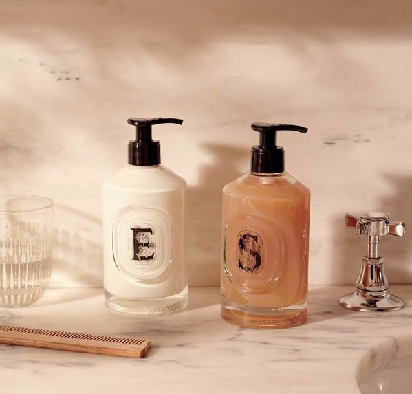 Diptyque堅(jiān)持循環(huán)可再生的環(huán)保理念，推出可重復(fù)使用的玻璃瓶樽，兼具美觀與實(shí)用