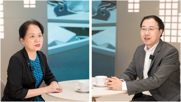 華為技術(shù)有限公司智能汽車解決方案BU首席質(zhì)量官丁旭（右），TUV萊茵大中華區(qū)管理體系認證認可業(yè)務(wù)副總裁鄭萍出席了頒證儀式。