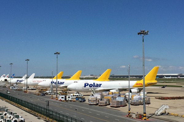 2017年6月，多架DHL快遞網(wǎng)絡(luò)包機(jī)停靠在浦東機(jī)場等待裝卸貨