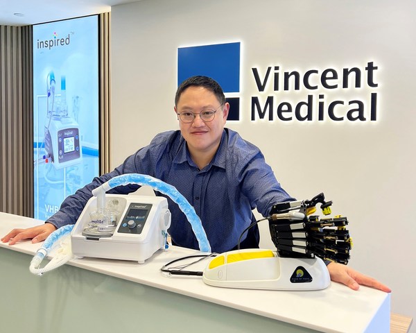 永勝醫(yī)療副CEO蔡章泰先生 (左︰O2FLO 高流量氧氣治療儀. 右︰希望之手康復機械手)