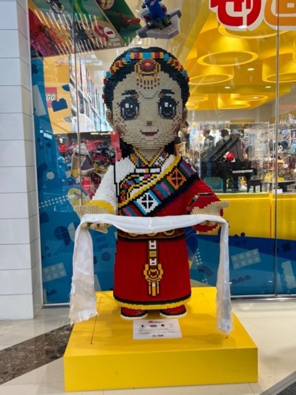 體現(xiàn)藏族習(xí)俗的3D模型《獻哈達的少女》