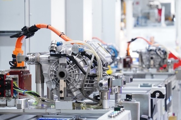 舍弗勒二合一電驅(qū)動(dòng)橋集同軸減速器和永磁同步電機(jī)于一體，適配于插電混動(dòng)及純電動(dòng)等不同車輛平臺(tái)的應(yīng)用