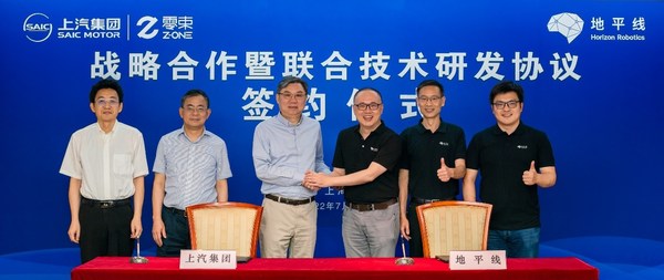 地平線與上汽集團(tuán)簽約儀式 （從左至右）：上汽集團(tuán)副總裁、總工程師祖似杰，上汽集團(tuán)總裁王曉秋，上汽集團(tuán)董事長(zhǎng)陳虹；地平線創(chuàng)始人兼首席科學(xué)家余凱博士，地平線總裁陳黎明博士；地平線聯(lián)合創(chuàng)始人兼CTO黃暢博士