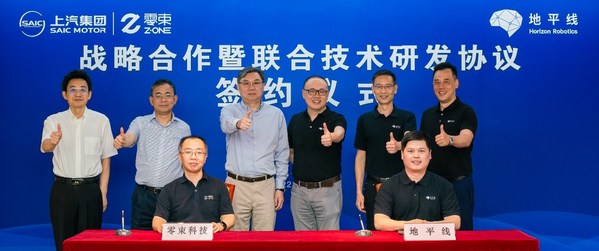 地平線與零束科技簽約儀式 （后排從左至右）上汽集團(tuán)副總裁、總工程師祖似杰，上汽集團(tuán)總裁王曉秋，上汽集團(tuán)董事長(zhǎng)陳虹；地平線創(chuàng)始人兼首席科學(xué)家余凱博士，地平線總裁陳黎明博士；地平線首席生態(tài)官徐健博士。（前排從左至右）零束CEO李君，地平線副總裁兼智能駕駛產(chǎn)品線總經(jīng)理張玉峰