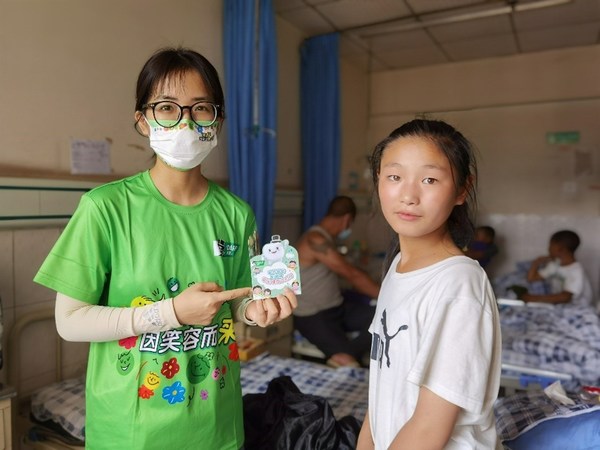 好來志愿者給孩子們講解并贈送口腔小冊子