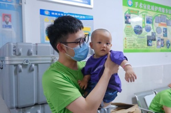 好來志愿者與患兒互動