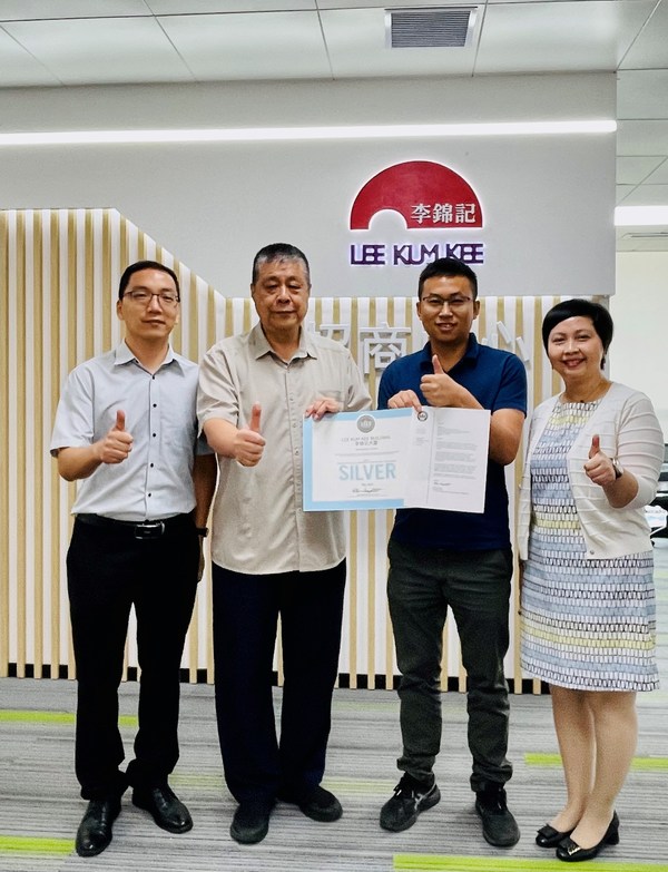 李錦記醬料集團(tuán)營(yíng)運(yùn)總裁范小剛（左二）和李錦記中國(guó)企業(yè)事務(wù)總監(jiān)賴潔珊（右一）接受LEED認(rèn)證授牌