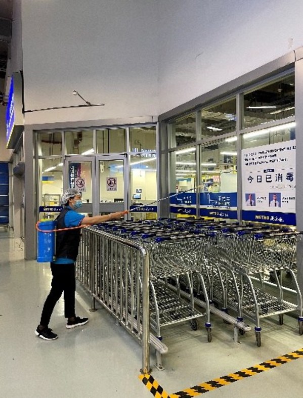 麥德龍員工對重點部位進(jìn)行消殺工作