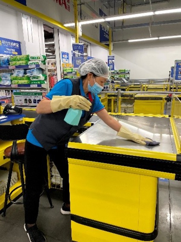 麥德龍員工對重點部位進(jìn)行消殺工作