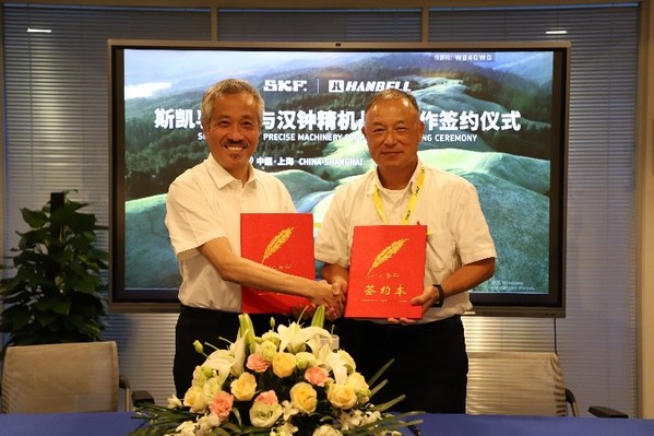 圖：斯凱孚中國及東北亞區(qū)總裁唐裕榮（左）漢鐘精機董事長余昱暄（右）合影