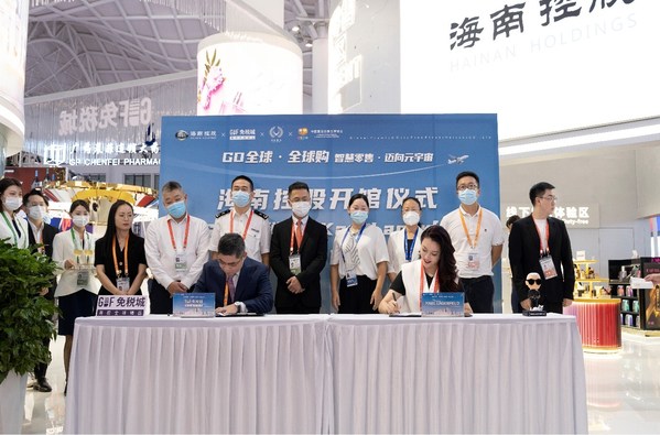 圖1-KARL LAGERFELD與GDF免稅城簽約儀式 圖1-KARL LAGERFELD與GDF免稅城簽約儀式