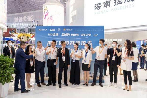 圖3-KARL LAGERFELD與GDF免稅城簽約儀式 圖3-KARL LAGERFELD與GDF免稅城簽約儀式