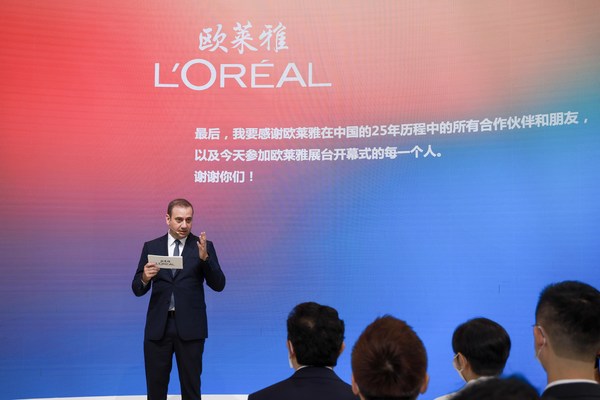 歐萊雅北亞總裁及中國首席執(zhí)行官費(fèi)博瑞在歐萊雅展臺開幕儀式上發(fā)言 歐萊雅北亞總裁及中國首席執(zhí)行官費(fèi)博瑞在歐萊雅展臺開幕儀式上發(fā)言
