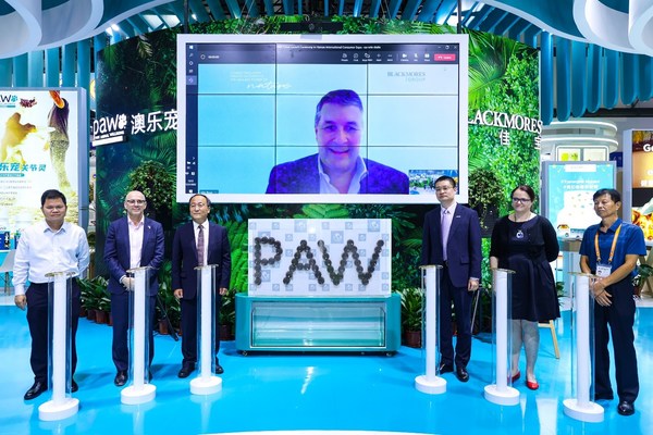 澳樂(lè)寵（PAW）中國(guó)發(fā)布會(huì)暨“可持續(xù)消費(fèi)——文明養(yǎng)寵倡議”啟動(dòng)儀式，從左至右：杜秀美，海口市委宣傳部副部長(zhǎng)，Martin Ferreyra費(fèi)馬霆，澳大利亞貿(mào)易投資委員會(huì)高級(jí)貿(mào)易投資專員兼澳大利亞駐廣州總領(lǐng)事館商務(wù)處商務(wù)領(lǐng)事，宮起君，海南國(guó)際經(jīng)濟(jì)發(fā)展局副局長(zhǎng)，John Rosair, BLACKMORES澳佳寶集團(tuán)寵物事業(yè)部總經(jīng)理，凌云海，BLACKMORES澳佳寶大中華區(qū)政府事務(wù)及法規(guī)總監(jiān)，Deb Langford林鳳儀，澳大利亞駐華大使館公使銜農(nóng)業(yè)參贊，梁源忠，海南省小動(dòng)物保護(hù)協(xié)會(huì)常務(wù)副會(huì)長(zhǎng)