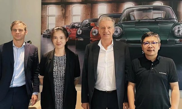 德國(guó)駐上?？傤I(lǐng)事館代總領(lǐng)事及領(lǐng)事與保時(shí)捷管理咨詢(xún)中國(guó)區(qū)董事總經(jīng)理及首席執(zhí)行總裁、合伙人合影。