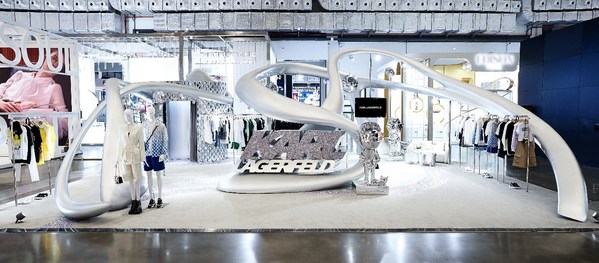 圖1 – KARL LAGERFELD 2022年消博會“未來之城”展臺