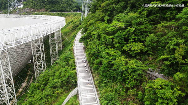 安踏兒童環(huán)天眼半馬跑現(xiàn)場(chǎng)