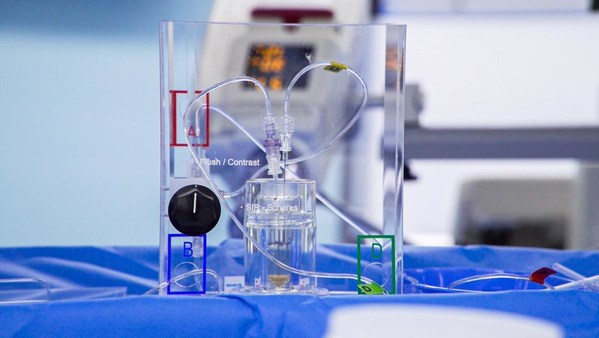 牛惠敏團(tuán)隊(duì)為患者實(shí)施釔[90Y]微球注射液精準(zhǔn)介入手術(shù)