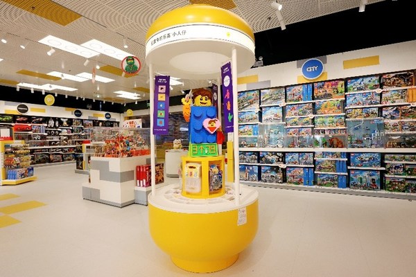 方便孩子們可以近距離與模型和積木零件互動(dòng)的開(kāi)放式模型陳列