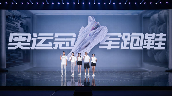 由左至右: 短道速滑冬奧冠軍武大靖、游泳奧運(yùn)冠軍張雨霏、安踏品牌全球代言人關(guān)曉彤、乒乓球男子單打奧運(yùn)冠軍張繼科、自由式滑雪空中技巧冬奧冠軍徐夢(mèng)桃