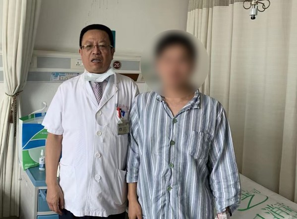 李茂全主任與患者合影